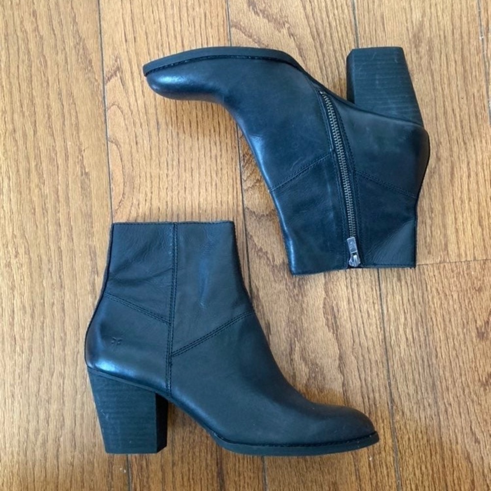 FRYE BLACK LEATHER SEAMED BOOTIES